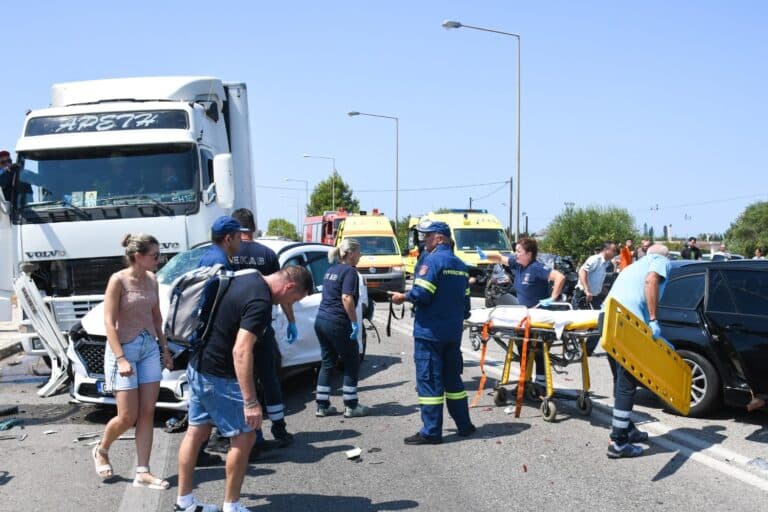 Καραμπόλα στην είσοδο της υποθαλάσσιας σήραγγας στην Πρέβεζα – Τραυματίστηκαν οκτώ άτομα, ανάμεσά τους και παιδιά (εικόνες & βίντεο)