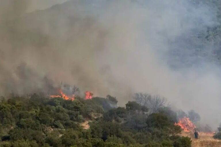 Βελτιωμένη η εικόνα της φωτιάς στο Κοκκινόχωμα Καβάλας – Μήνυμα του 112 για ετοιμότητα