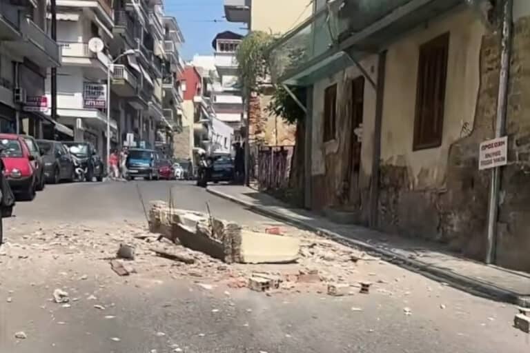 Καβάλα: Κατέρρευσε τμήμα μπαλκονιού και έπεσε στον δρόμο – Οδηγός μηχανής γλίτωσε από τα συντρίμμια (βίντεο)