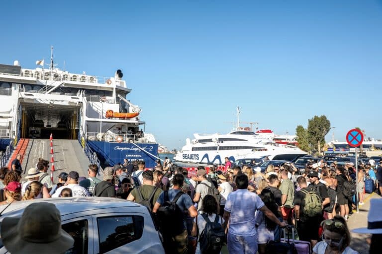 Αυξημένη κίνηση στα λιμάνια της Αττικής – 80.000 εκδρομείς φεύγουν για τις τελευταίες ημέρες του Αυγούστου