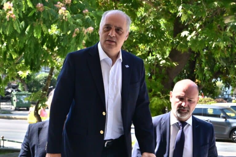Δέσμευση Βελόπουλου: «Το λιγότερο 1.800 ευρώ μισθός στους ένστολους» (βίντεο)
