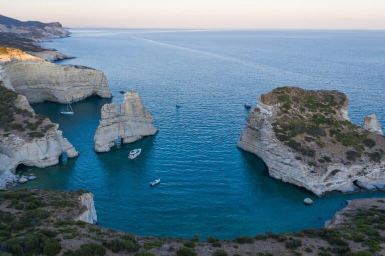 Μήλος: Τουρίστρια τραυματίστηκε μέτα από αποκόλληση βράχων στο Κλέφτικο