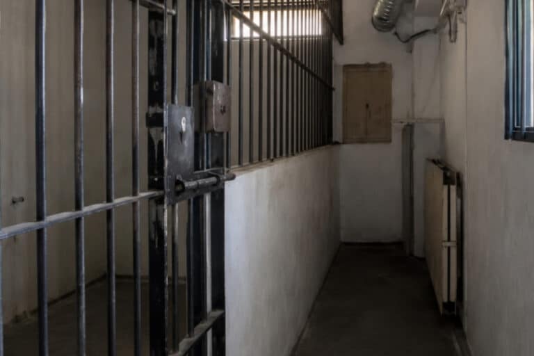 Πωλούνται πρώην κρατητήρια της ΕΛ.ΑΣ. στη Θεσσαλονίκη έναντι 180.000 ευρώ, δείτε βίντεο