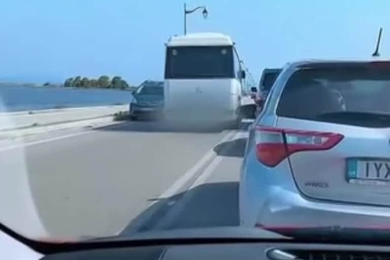 Απίστευτο βίντεο: Τουριστικό λεωφορείο έκανε προσπέραση σε πολλά αυτοκίνητα ταυτόχρονα στη γέφυρα της Λευκάδας