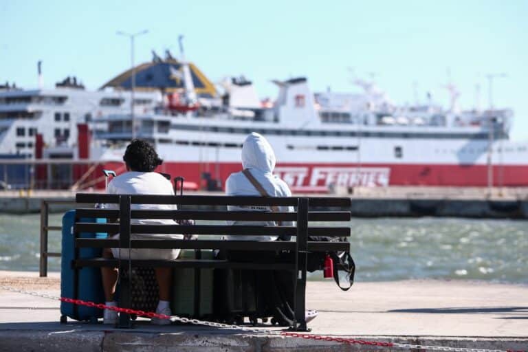 Μετ’ εμποδίων η μεγάλη έξοδος του Δεκαπενταύγουστου: Σε ισχύ έως τις 16:00 το απαγορευτικό απόπλου – Τι ισχύει στον Πειραιά