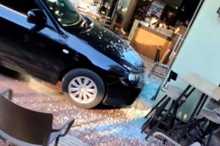 Μεσσήνη: Αυτοκίνητο εισέβαλε σε κατάστημα εστίασης και κατέληξε ανάμεσα στα τραπέζια! (βίντεο)