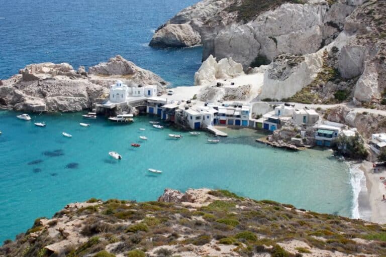 Μήλος: Η ανακοίνωση του Λιμενικού για τον τραυματισμό 34χρονης τουρίστριας από αποκόλληση βράχων – Συνελήφθη κυβερνήτης σκάφους