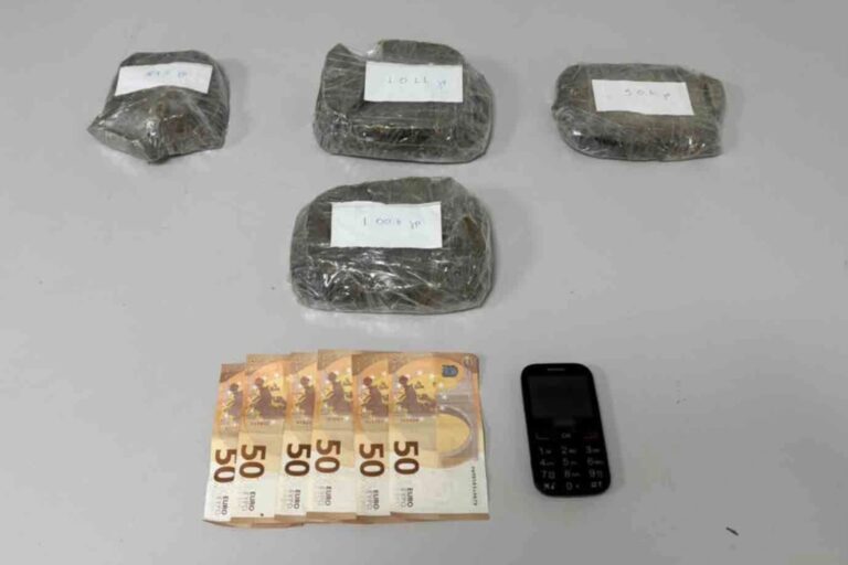 Θεσσαλονίκη: Συνελήφθη άνδρας με περισσότερα από τρία κιλά ηρωίνης στο σπίτι του (βίντεο)