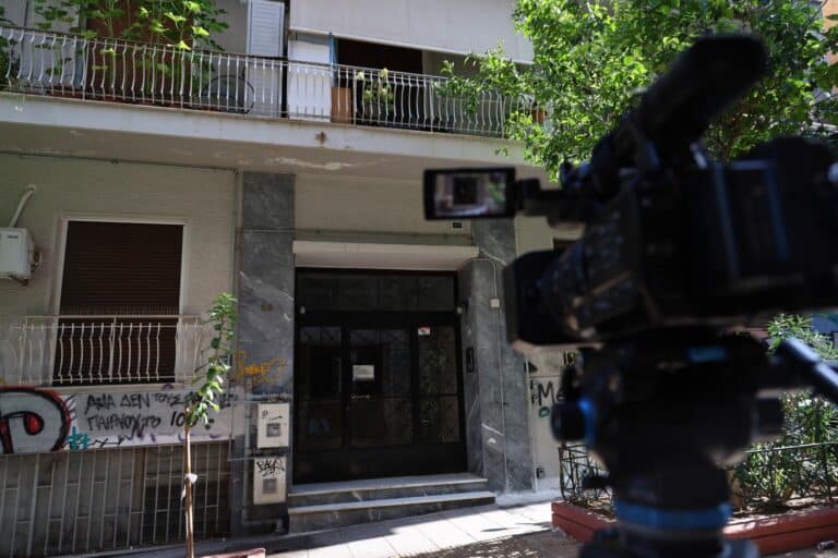 Κυψέλη: Εντοπίστηκαν σημάδια στην πλάτη του νεκρού βρέφους – Με αφροδίσια νοσήματα τα δύο ανήλικα αγόρια που ήταν στο διαμέρισμα