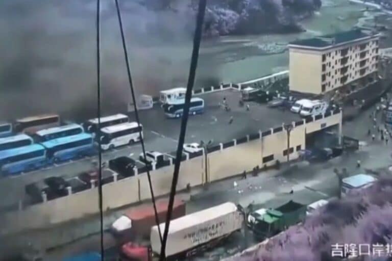 Έλληνας περιγράφει την καταστροφή στο Νεπάλ: «Η λίμνη ξεχύθηκε και πήρε ολόκληρες πόλεις»