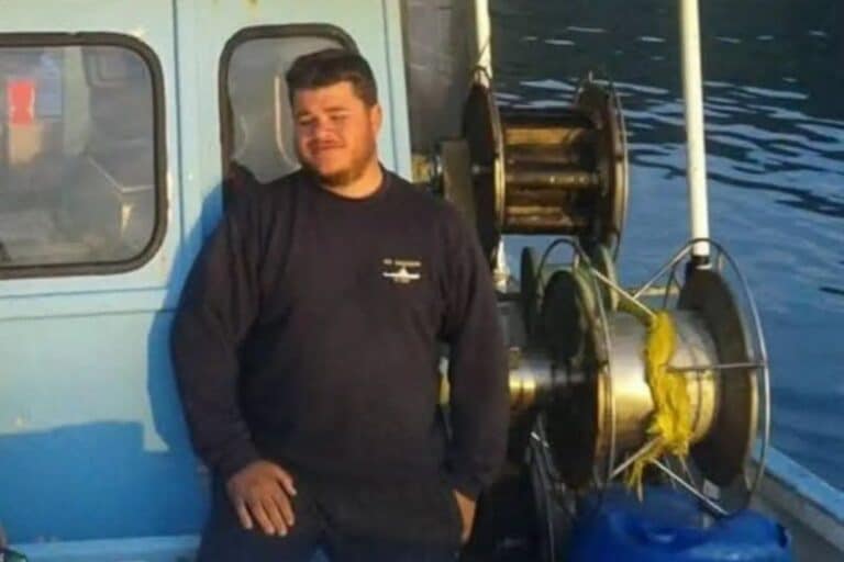 Φωτιά στο Ρέθυμνο: Ήρωας ψαράς έσωσε με το καΐκι του 30 άτομα που είχαν εγκλωβιστεί σε παραλία
