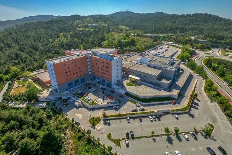 Ξάνθη: Νεαρή κοπέλα έπεσε από τον τέταρτο όροφο οικοδομής – Νοσηλεύεται σε κρίσιμη κατάσταση στη ΜΕΘ