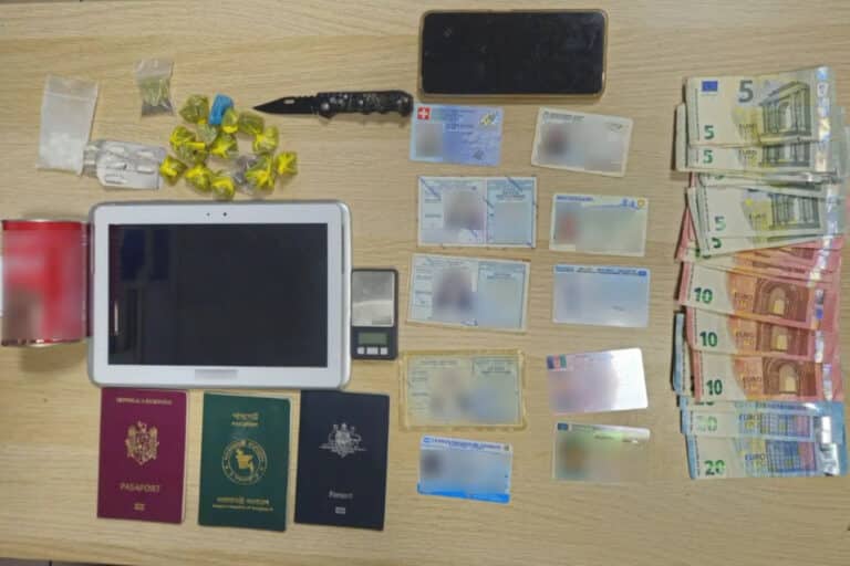 Ομόνοια: Συνελήφθη 38χρονος με ηρωίνη, μαχαίρι και δεκάδες διαβατήρια και ταυτότητες τρίτων