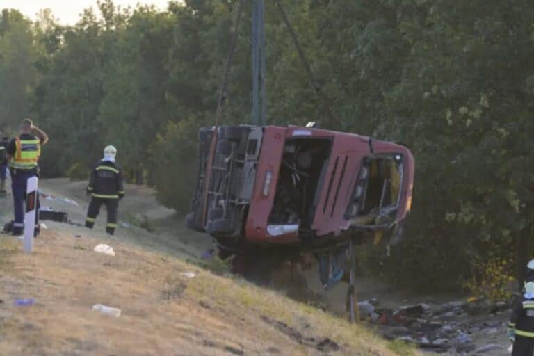 Τροχαίο-σοκ στην Ουγγαρία: Σκοτώθηκαν 12 άτομα μετά από ανατροπή λεωφορείου
