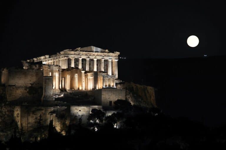 Μάγεψε η πανσέληνος του Αυγούστου πάνω από την Ακρόπολη – Εντυπωσιακές εικόνες