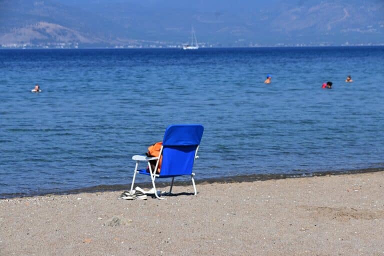 Βουλιαγμένη: «Πέθανε για μια βλακεία σε μια άδεια πλαζ» – Συγκλονίζει η σύζυγος του 82χρονου