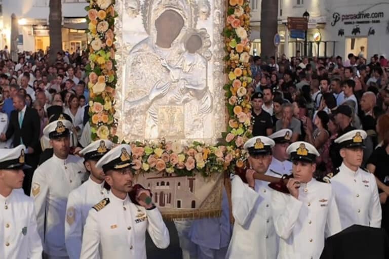 Πάρος: Ο κυβερνήτης της φρεγάτας «Κίμων» κράτησε την εικόνα της Παναγίας Εκατονταπυλιανής στη λιτανεία (βίντεο)