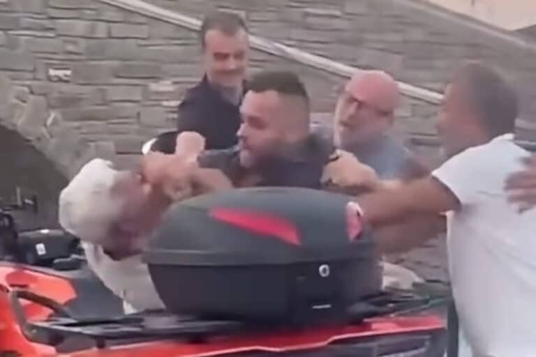 Πάρος: Απομακρύνεται από την επιχείρηση ο οδηγός μετά το σοκαριστικό βίντεο ξυλοδαρμού – «Δεν έχει θέση πλέον στην επιχείρησή μου»