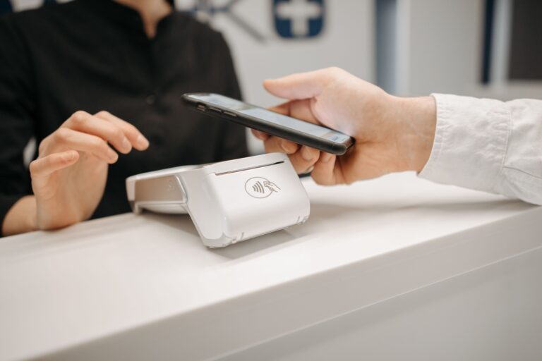 Ελλάδα: Η χώρα που αντιστέκεται στην cashless εποχή
