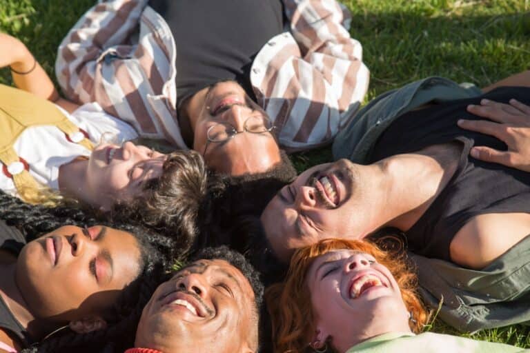 Γιατί όλοι μιλούν ξανά για το «touch grass» – Η νέα wellness εμμονή του 2026