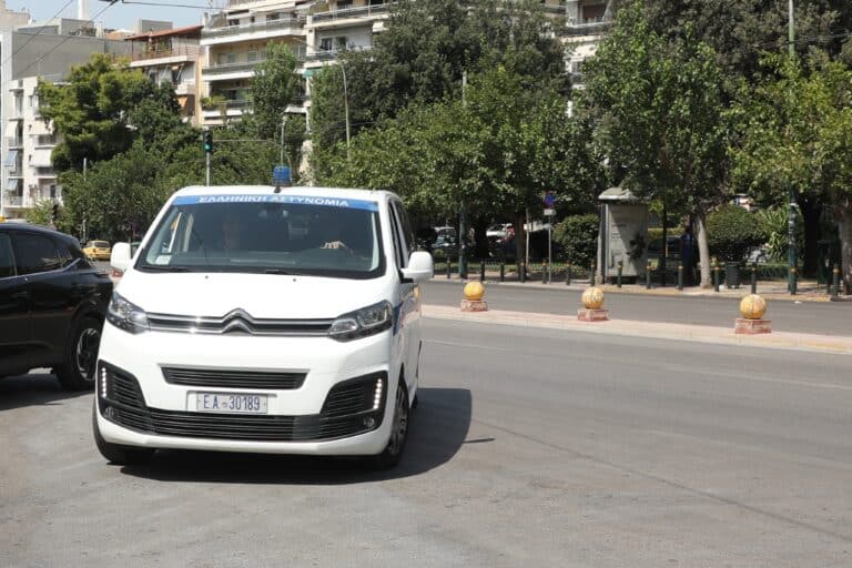 Στην Ευελπίδων ο Μουγκοπέτρος μετά τη σύλληψη για οδήγηση υπό την επήρεια αλκοόλ στο κέντρο της Αθήνας