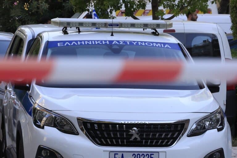 Σοκ στην Ακτή Βουλιαγμένης: 76χρονος σκότωσε 82χρονο με μπουνιές για μια… ξαπλώστρα