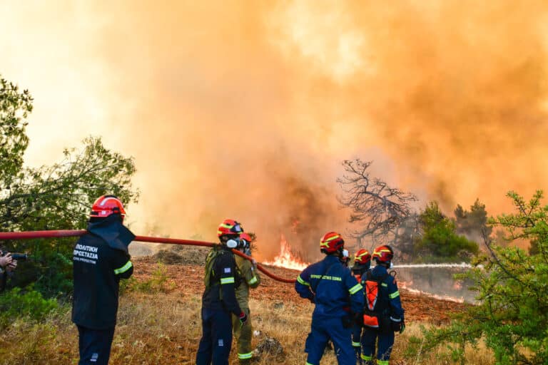 Μπαράζ συλλήψεων και προστίμων για παραβάσεις της αντιπυρικής νομοθεσίας – Εντατικοί έλεγχοι της Πυροσβεστικής σε όλη τη χώρα