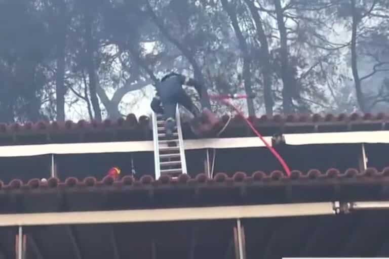 Φωτιά στη Χαλκιδική: Βίντεο από τη στιγμή που πυροσβέστης πέφτει από σκάλα σε στέγη σπιτιού κατά τη διάρκεια κατάσβεσης