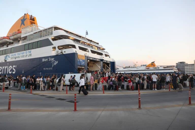 Επιστρέφει το πρώτο «κύμα» των αδειούχων στην Αθήνα – Πάνω από 90.000 επιβάτες σε Πειραιά, Ραφήνα και Λαύριο