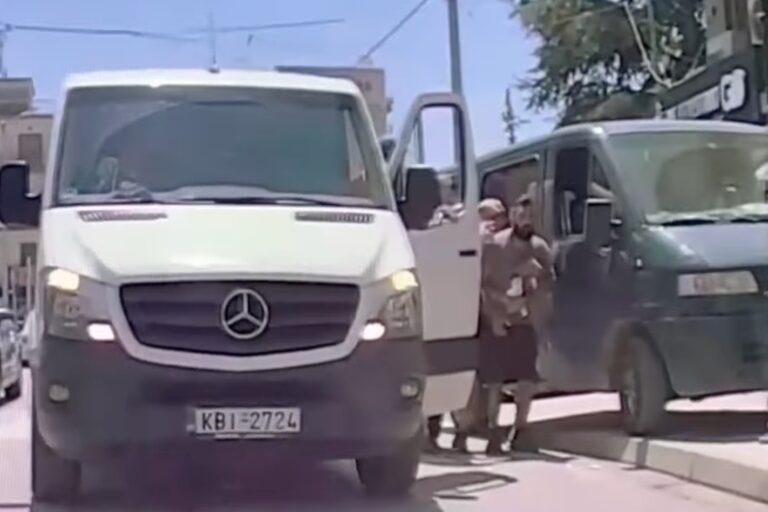 Ξάνθη: Οδηγός έσωσε με λαβή Χάιμλιχ άνθρωπο που πνιγόταν στη μέση του δρόμου (βίντεο)