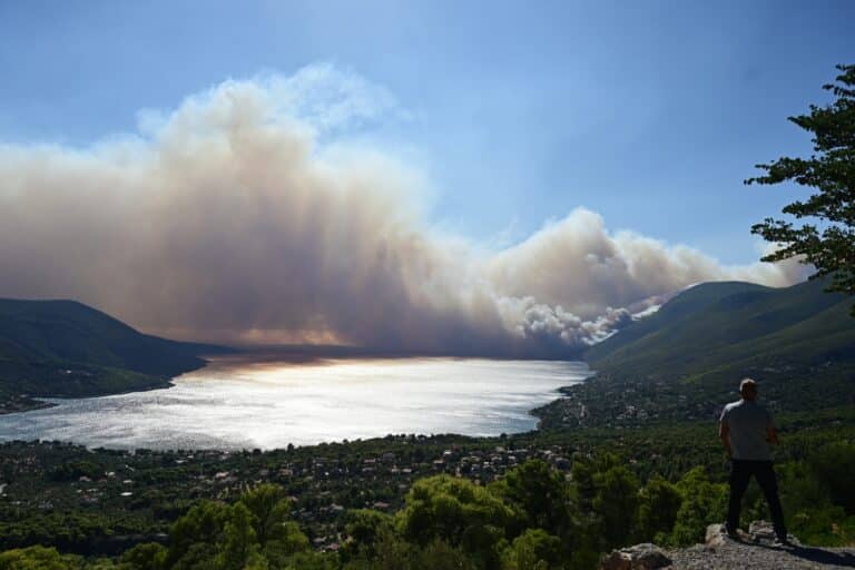 Εφιαλτική η κατάσταση στα πύρινα μέτωπα, μεγάλη αναζωπύρωση στο Πόρτο Γερμενό – «Στα όριά του ο κρατικός μηχανισμός» λέει ο Τουρνάς (βίντεο) 