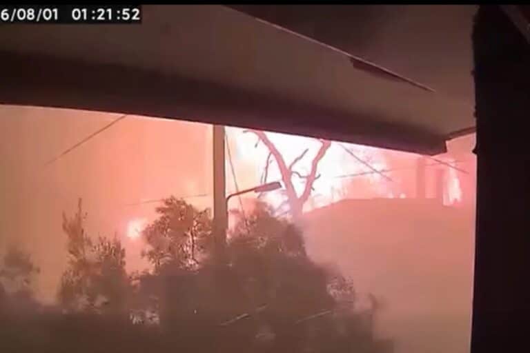 Σοκαριστικό βίντεο: Η στιγμή που η φωτιά εισβάλλει στο Πόρτο Γερμενό και κατακαίει τα πάντα
