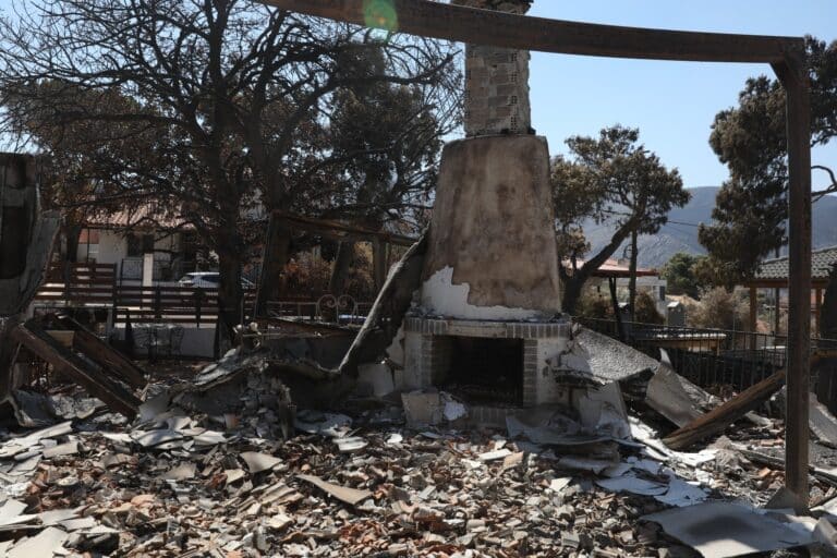 Πόρτο Γερμενό: Εικόνες ολικής καταστροφής μετά τη μεγάλη φωτιά – Καμένα σπίτια, στάχτες και αποκαΐδια