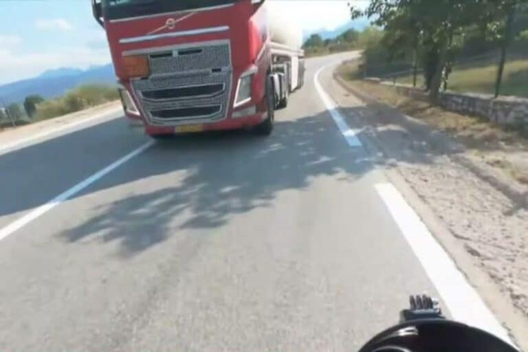 «Μηχανικά το απέφυγα – Σκεφτόμουν ότι είναι κρίμα να πεθάνω στα 25», λέει ο οδηγός της μηχανής που γλίτωσε από την προσπέραση του βυτιοφόρου