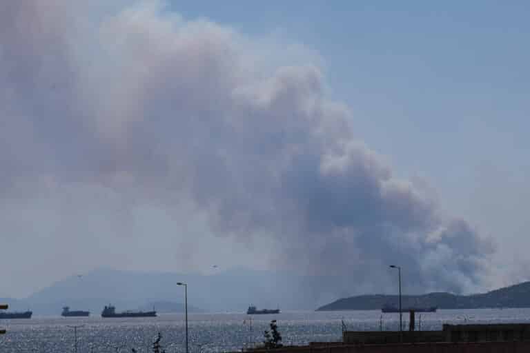 Φωτιά στη Σαλαμίνα: «Έχουν καεί σπίτια» λέει ο δήμαρχος – Σε ετοιμότητα πλωτά μέσα για εκκενώσεις