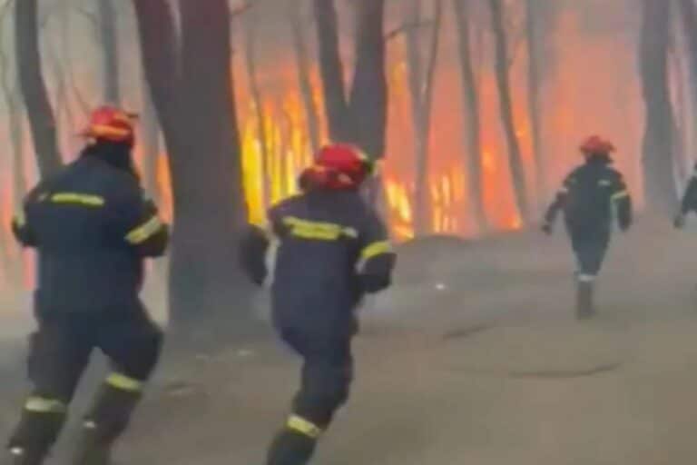 Συγκλονιστικές εικόνες: Πυροσβέστες αψηφούν τις φλόγες στην πρώτη γραμμή