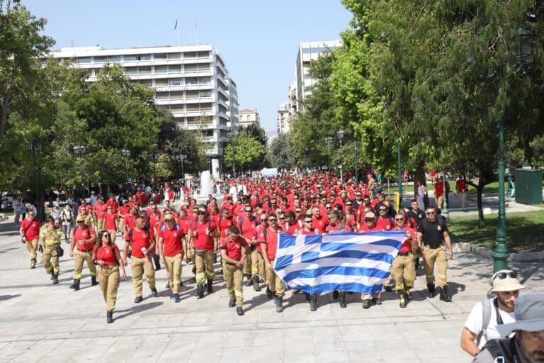 Εποχικοί πυροσβέστες συγκεντρώθηκαν στο Σύνταγμα – Ποια είναι τα αιτήματά τους (εικόνες & βίντεο)
