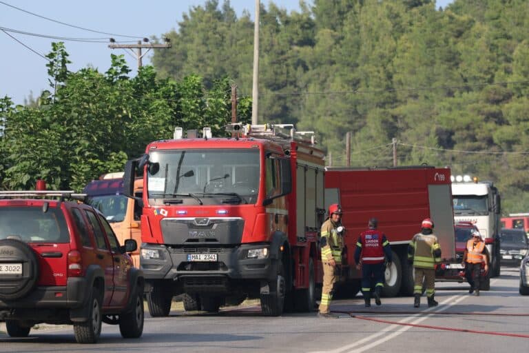 Ακραίος κίνδυνος πυρκαγιάς σε Αττική, Στερεά Ελλάδα και Πελοπόννησο: Πάνω 100 χλμ/ώρα οι ριπές του ανέμου – Απαγορευτικό από Ραφήνα και Λαύριο