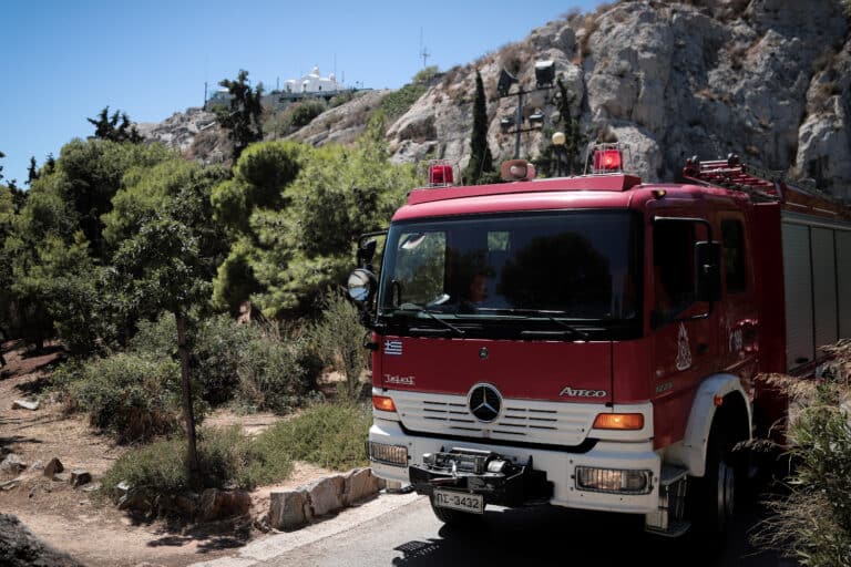 Ακραίος κίνδυνος πυρκαγιάς στην Αττική: Drone με θερμικές κάμερες «χτενίζουν» το λεκανοπέδιο – Έκλεισαν Λυκαβηττός και λόφοι της Αθήνας