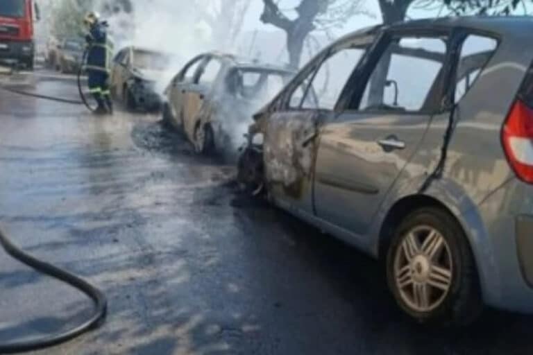 Ρέθυμνο: Φωτιά που ξεκίνησε από σταθμευμένο όχημα κατέστρεψε τρία αυτοκίνητα – Εξετάζεται βραχυκύκλωμα