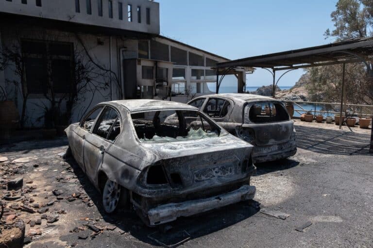 Φονική πυρκαγιά στο Ρέθυμνο: Αποκαρδιωτικές εικόνες και μεγάλες καταστροφές σε σπίτια, επιχειρήσεις, αυτοκίνητα