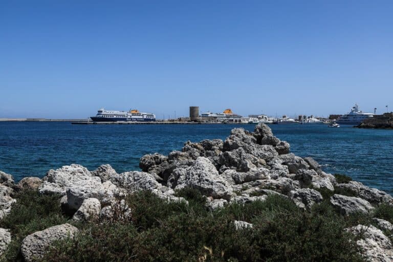 Ρόδος: Τραυματίστηκε 53χρονος ναυτικός κατά την πρόσδεση πλοίου στο λιμάνι – Μεταφέρθηκε στο νοσοκομείο