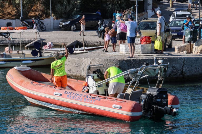 Φωτιά στη Σαλαμίνα: Στους 502 οι απεγκλωβισμένοι διά θαλάσσης από Σατερλί και Κολώνες – Συνεχίζεται η επιχείρηση