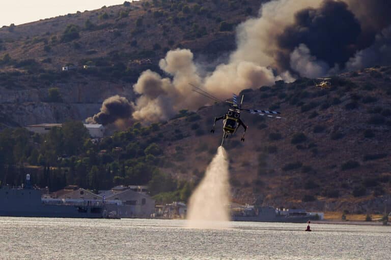 Σαλαμίνα: Ολονύχτια μάχη με τις αναζωπυρώσεις – 80 πυροσβέστες στο μέτωπο της φωτιάς