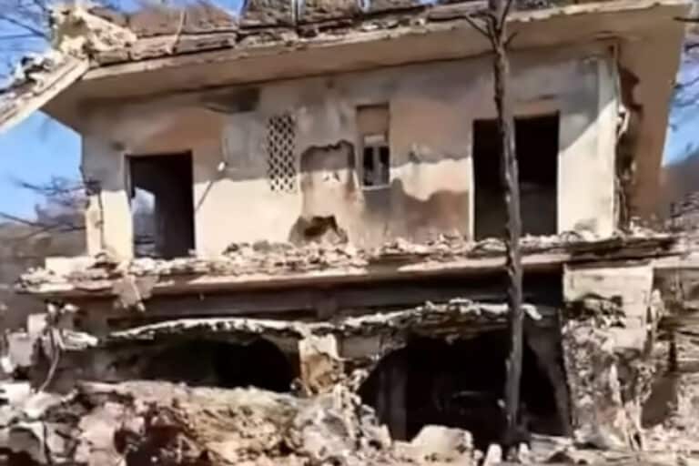 «Επισκευάσιμο; Αυτό;»: Οργή από πυρόπληκτη γυναίκα στη Σαλαμίνα που είδε τους μηχανικούς να σημαδεύουν κίτρινο το σπίτι της (βίντεο)