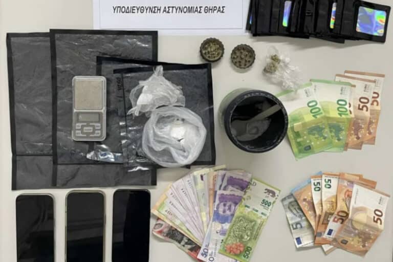 Σαντορίνη: Συνελήφθησαν δύο νεαροί για διακίνηση ναρκωτικών – Κατασχέθηκαν κοκαΐνη και μετρητά σε έξι διαφορετικά νομίσματα