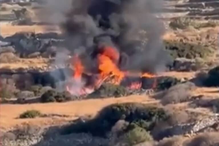 Συντριβή ελικοπτέρου στη Σίφνο: Οι μαρτυρίες, τα συντρίμμια και το ενδεχόμενο τεχνικής βλάβης στο μικροσκόπιο των Aρχών