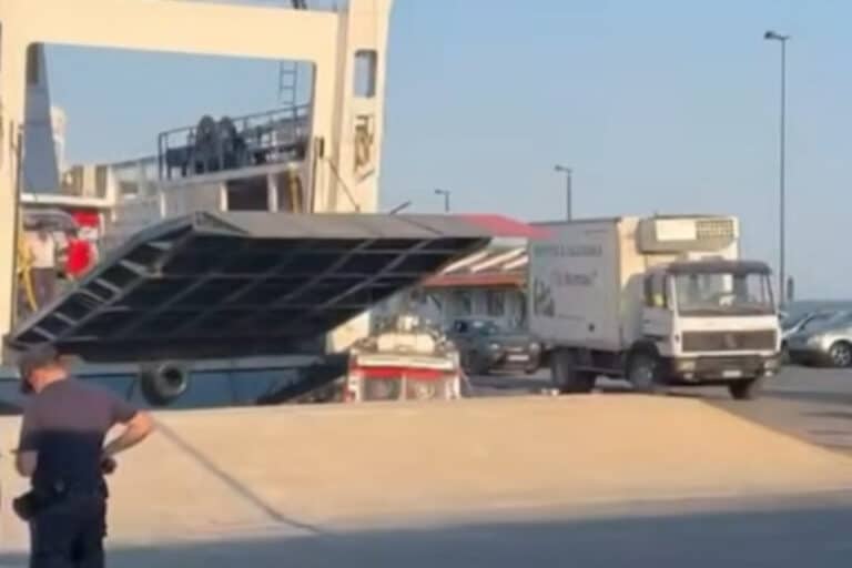 Σκιάθος: Βίντεο από τη στιγμή που το «Νήσος Αίγινα» συγκρούεται με θαλάσσιο ταξί