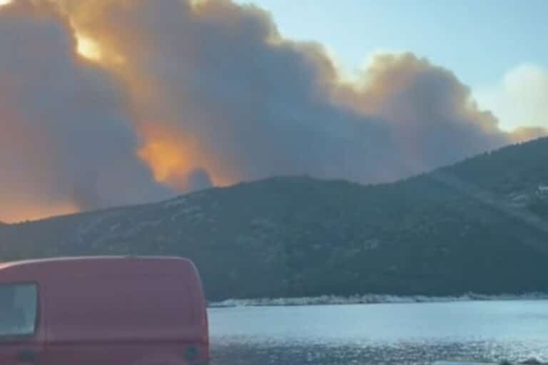 Σκύρος: Μαίνεται η φωτιά στην Ατσίτσα με θυελλώδεις ανέμους – Εκκενώθηκαν δύο οικισμοί, ενισχύονται οι δυνάμεις