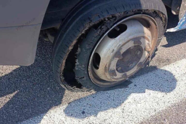 Παραλίγο δυστύχημα με στρατιωτικό λεωφορείο – Έσκασε παλιό ελαστικό στον δρόμο